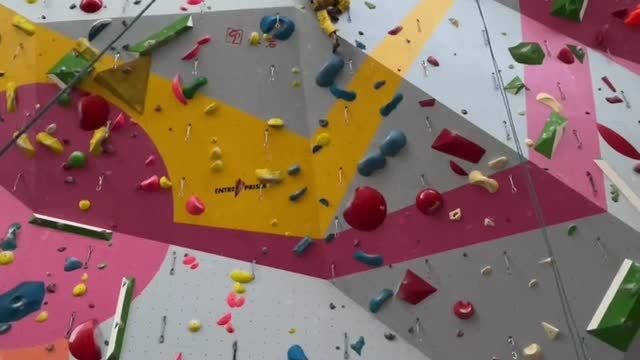 The children's route is about 5.11b, which is too embarrassing. When the 9-year-old girl reached the