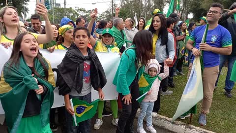 Crianças na manifestação contra o resultado das eleições 2022