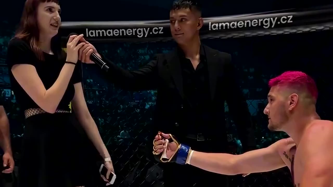 MMA fighter proposed to his girlfriend after a loss and got rejected in front of 20,000 fans