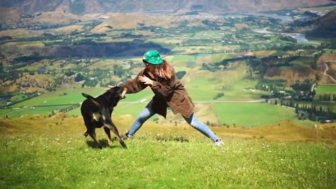 Mujer jugando con perro