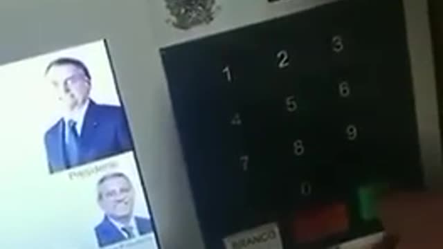 Voters trying to vote for Bolsonaro BUT THE MACHINE WOULD NOT ALLOW IT💥👀