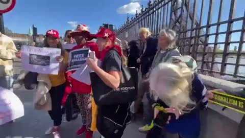 Large Human Chain Encompassed British Parliament on Saturday, Demanding the Release of Julian Assange