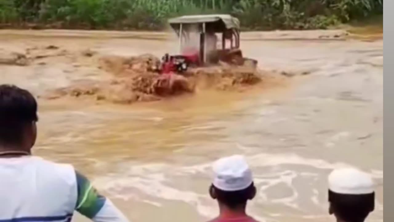 Tha heavy tractor in India