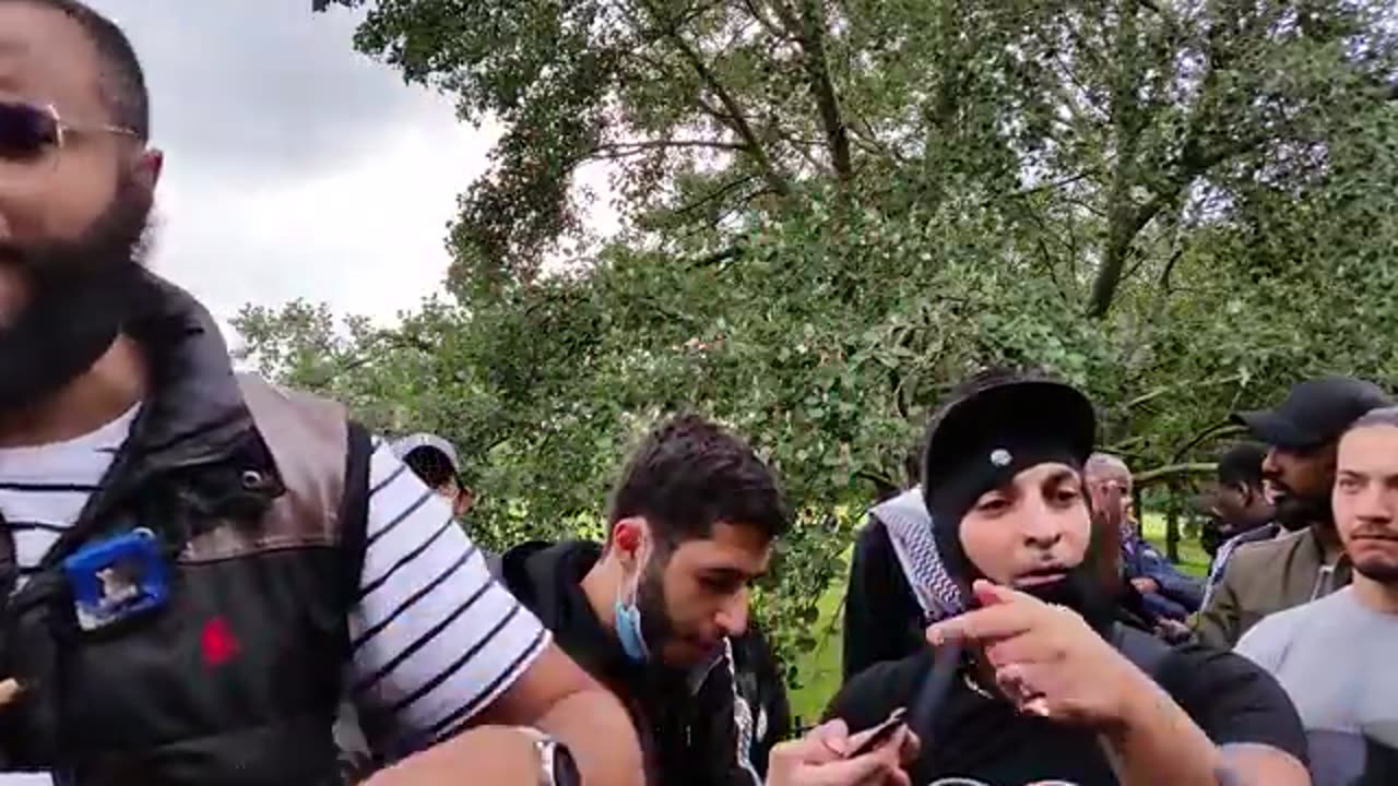 Angry! Get out of here! Hijab & Mo Deen - Speaker's corner