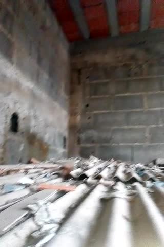 buraco na parede saindo agua