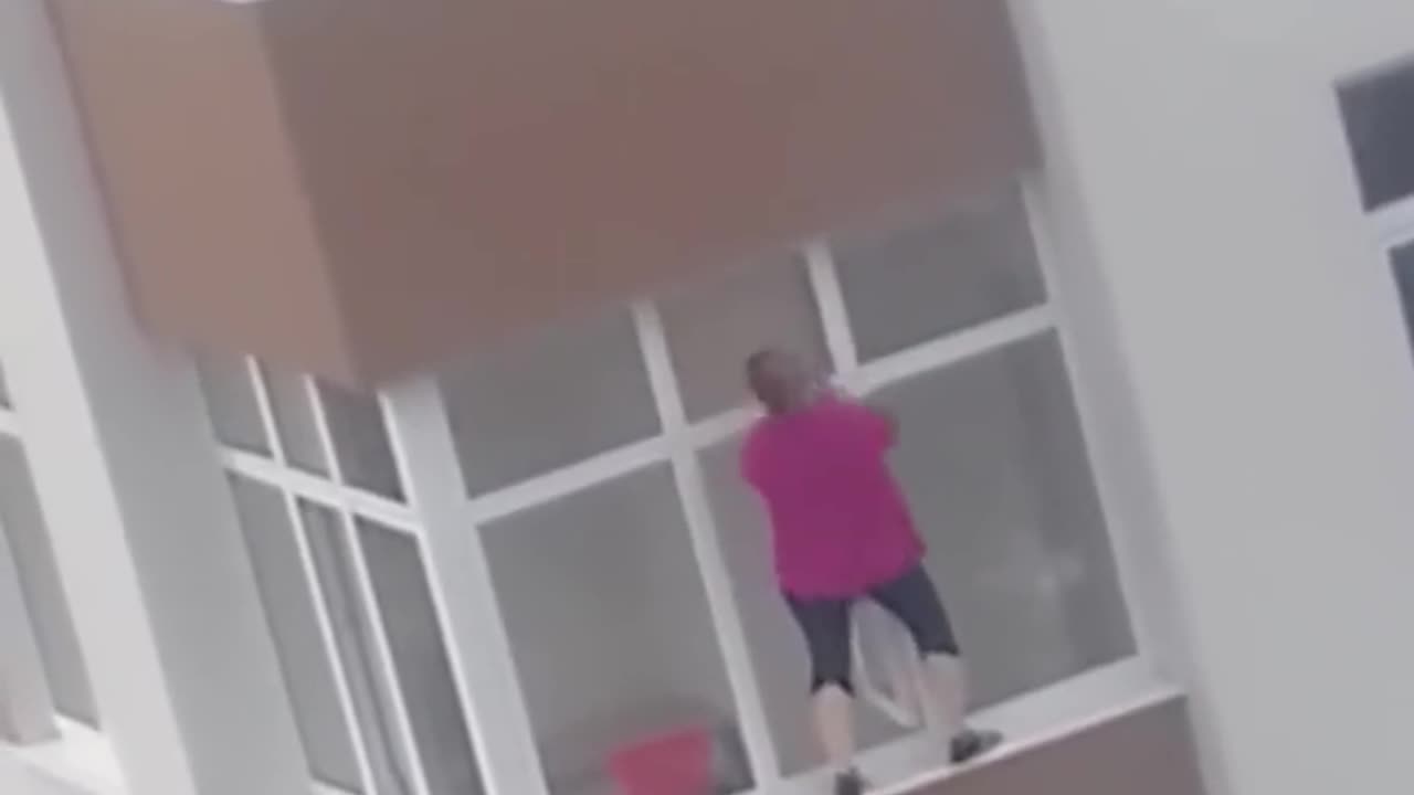 Window Cleaning This Lady Has No Fear Of Heights!