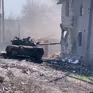 Ukrainian Tank Fires At Russians in the City