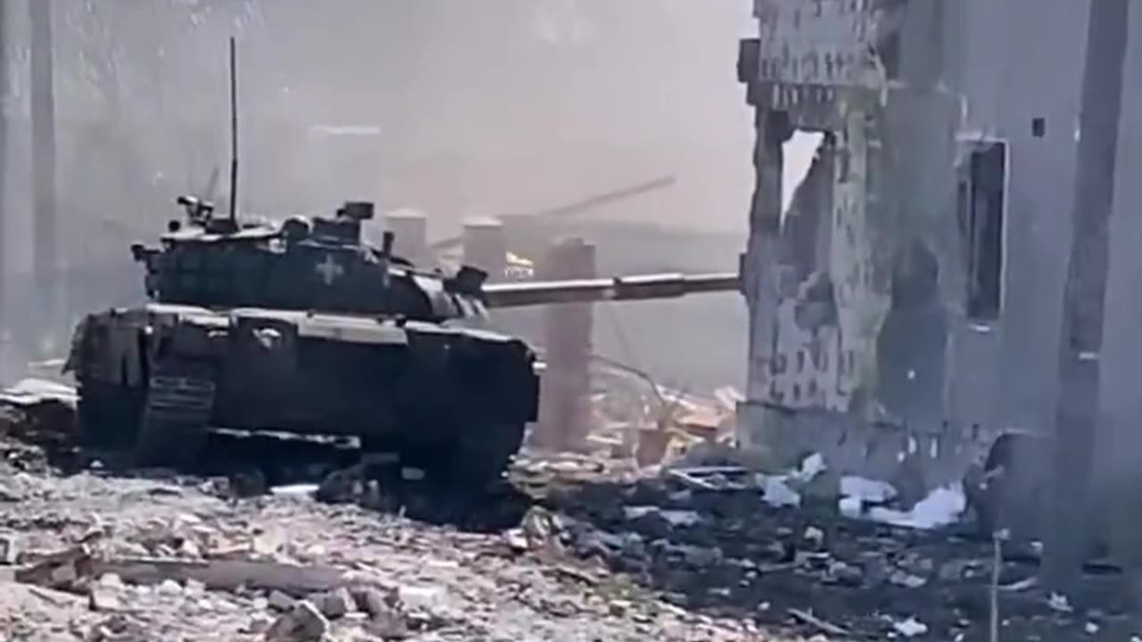 Ukrainian Tank Fires At Russians in the City