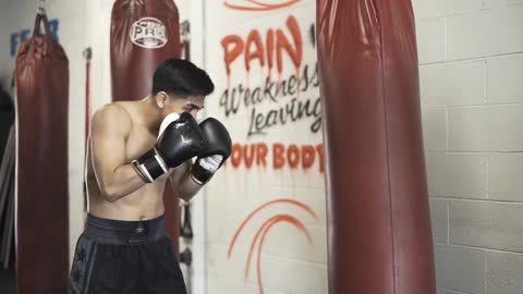 MAN TRAINING BOXING