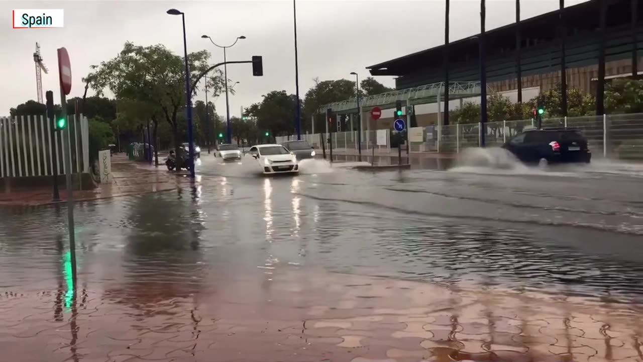 🌊 #StormCarlotta has turned the streets of Los Remedios, Seville into WATERWAYS!