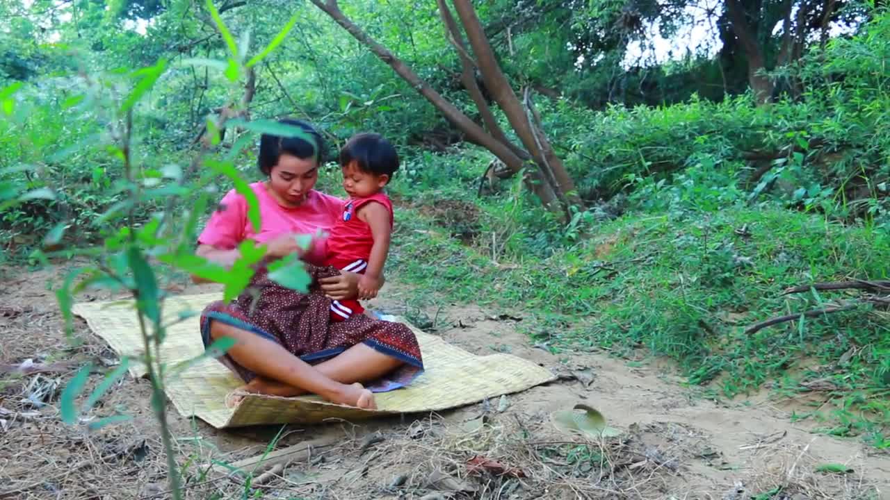 Wild Women - baby boy find pick Strawberry​ with mother by river - cooking food for dog-11