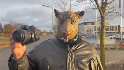 PAPA RAT ZI MET BERICHT OVER HUIG PLUG