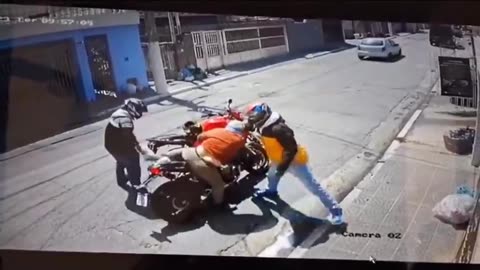 17 years old in Brazil DIES suddenly during a MOTORCYCLE ROBBERY