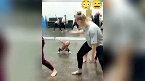 the funny baby dancing 🤣😅