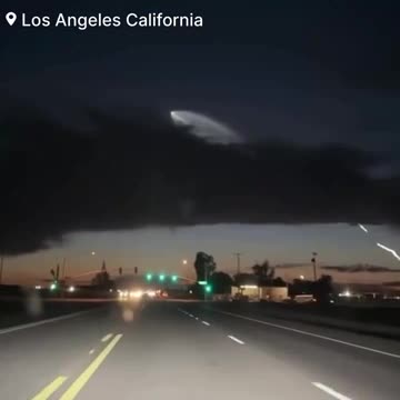 USA: Los Angeles California - Large Jellyfish Looking thing in the Sky!