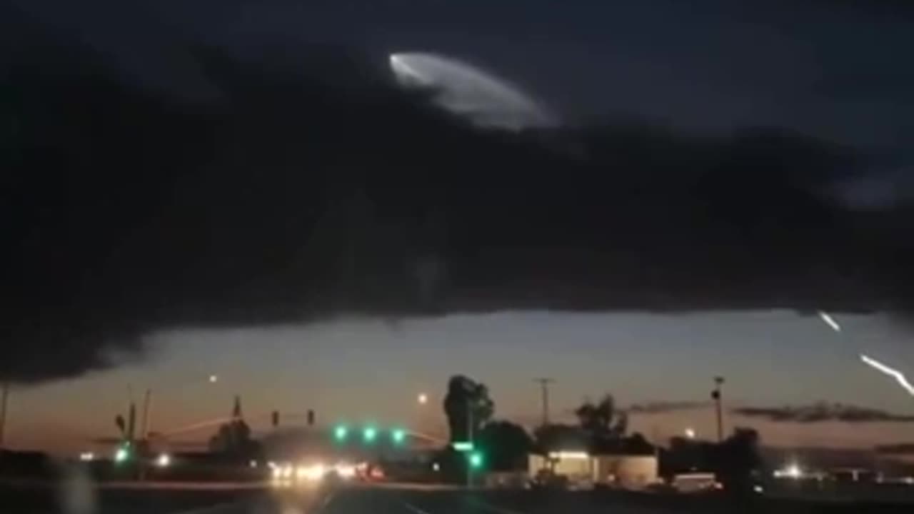 USA: Los Angeles California - Large Jellyfish Looking thing in the Sky!