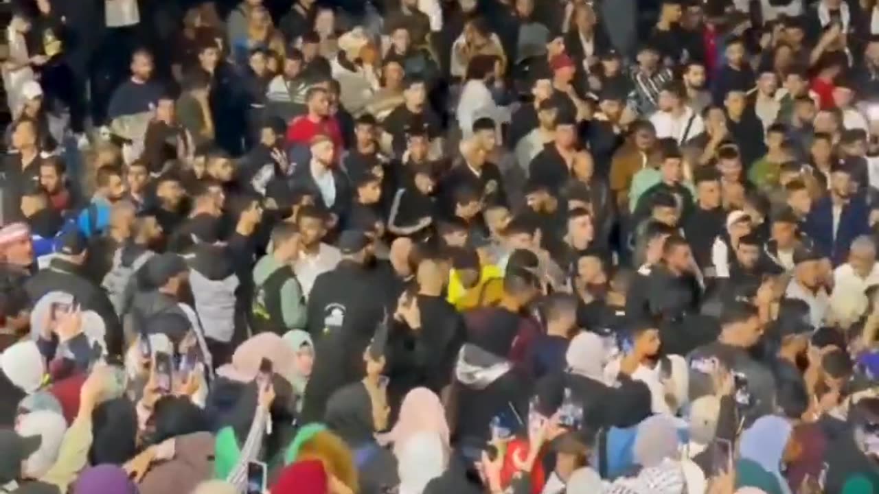 Tens of thousands of Muslims gathered at the Al-Aqsa Mosque in Jerusalem's news 2023