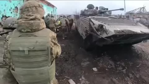 Evacuation of the wounded using BMP-2 with installed lattice screens.