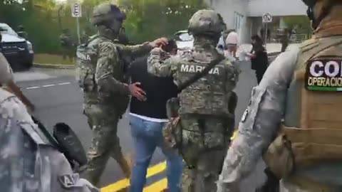 Mexican Marines escorting captured leader in Sinaloa Cartel