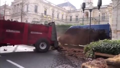 🚨Warning: French farmers dumped manure on police vans this Tuesday in the town of Nimes