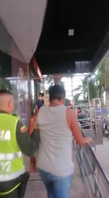Mexicano auxiliado por policías