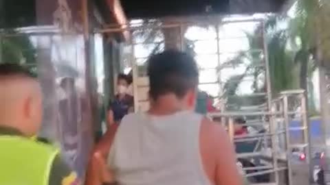 Mexicano auxiliado por policías