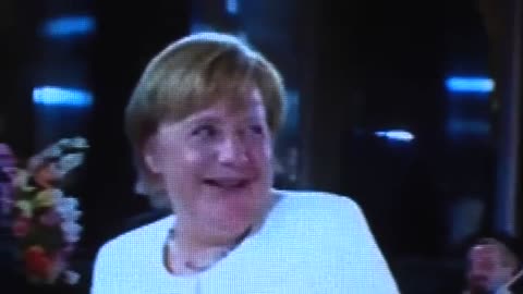 Warum singt die B-kanzlerin Angela Merkel Nazilieder?