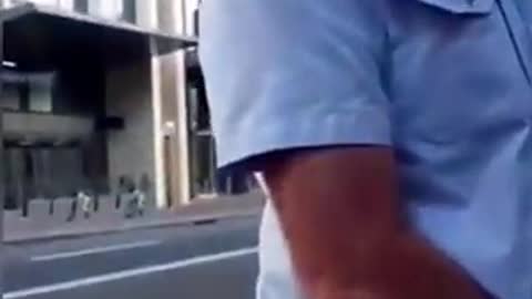 Mãe é presa na frente do filho, por protestar contra vacina