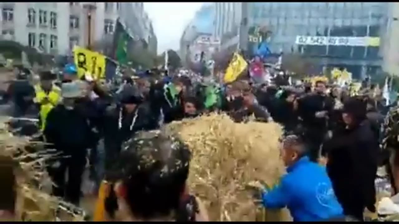 Dutch farmers water police against harmful climate policy!