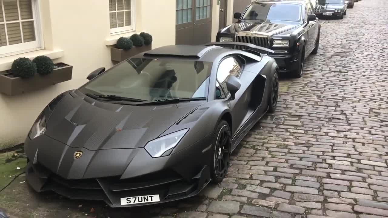 Lamborghini Aventador SV and a Rolls-Royce Phantom 7 in London