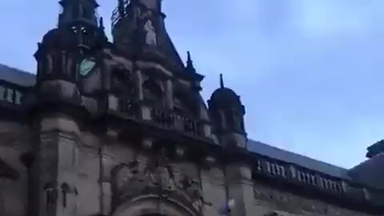 A man climbs the Sheffield Council in the UK, removes the Israeli flag