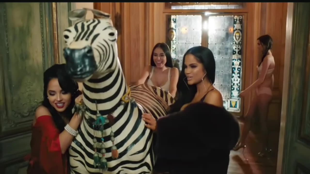 Sin pijama (Official video) - Becky G , Natti Natasha