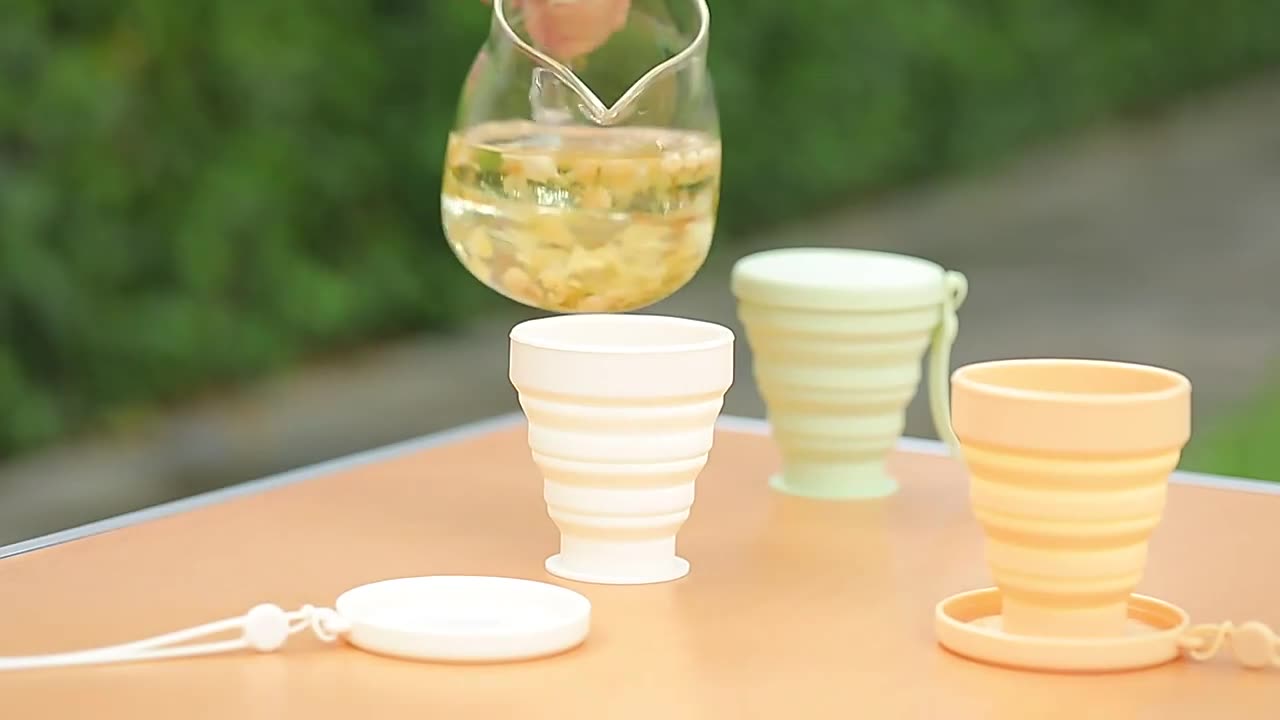 Sip & Go: Unbreakable Folding Cups - Essential Gear for Outdoor Adventures!
