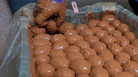 Amazing！How Salted Duck Egg Yolks Are Made with Red Mud / 古法製作！紅土鹹蛋黃製作, 鹹蛋達人 - 台灣美食