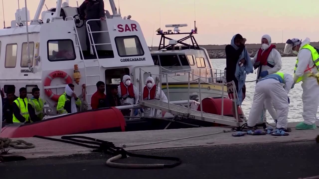 Survivors of Libya shipwreck brought ashore in Italy