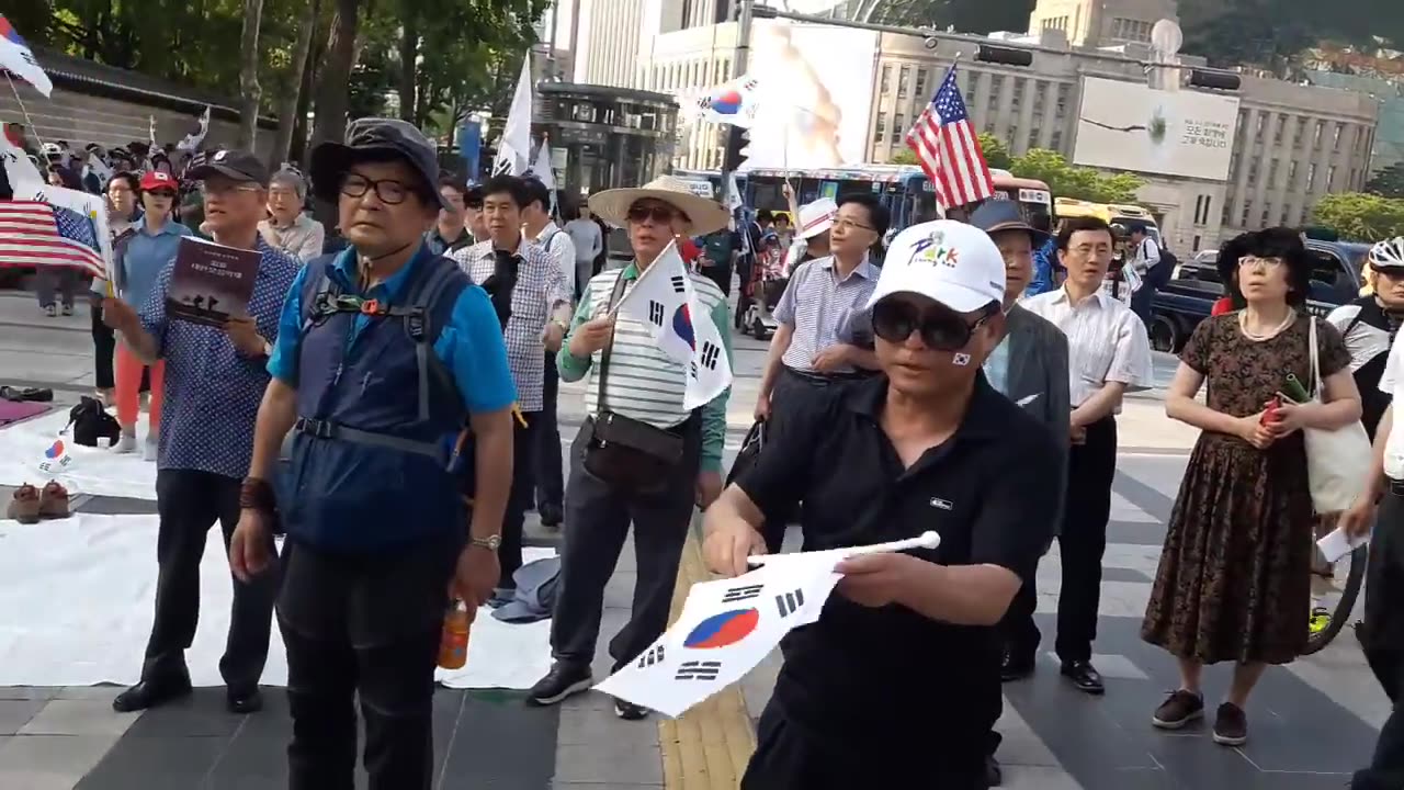 20180607_V3_S05(vNLZjyiSkZc)현충일 추모 대한문 음악제중 갑자기 나타나 춤을 추는 여인은 누구인가_