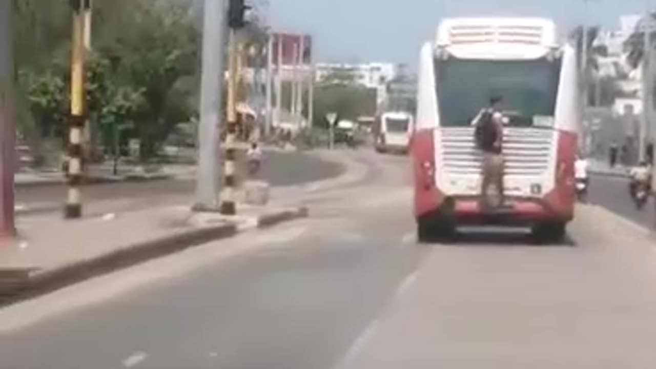 Video: ¡Qué peligro! Viajó trepado en la parte trasera de un Transcaribe