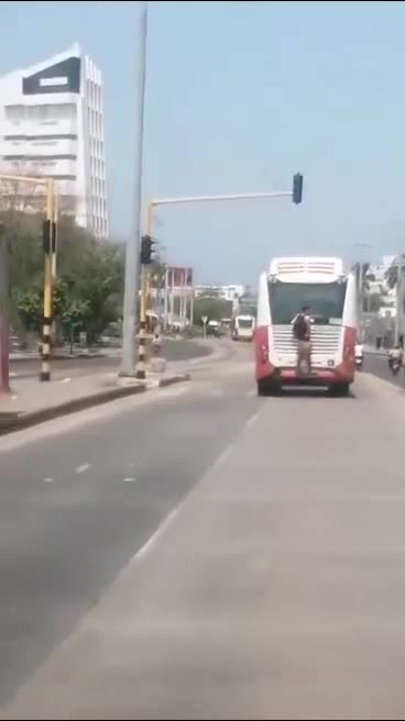 Video: ¡Qué peligro! Viajó trepado en la parte trasera de un Transcaribe
