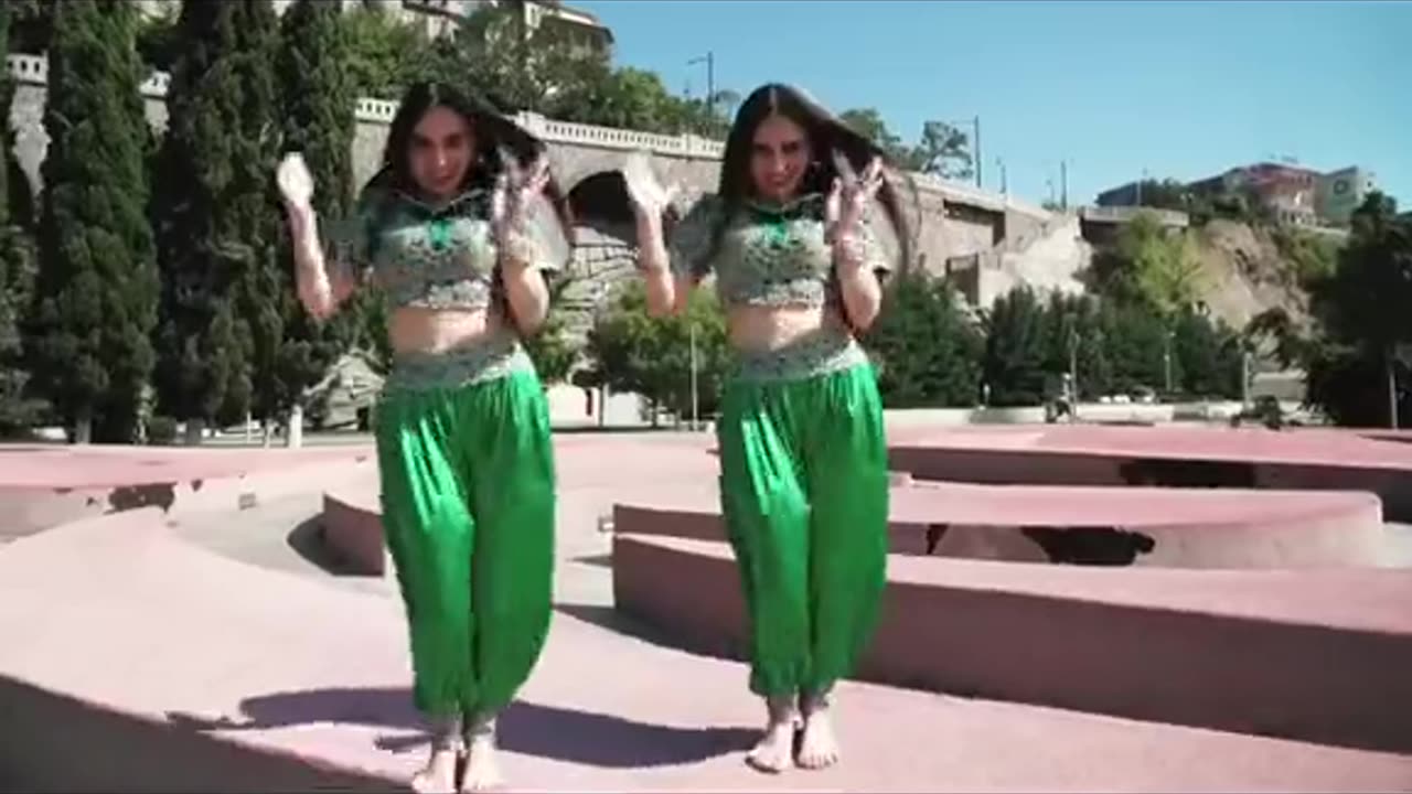 Super hot girl dancing video on shakeera shakeera