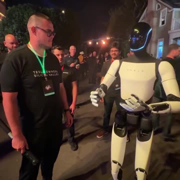 AMAZING! Man has conversation with Tesla Optimus bot