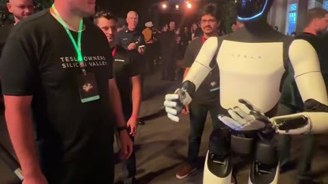 AMAZING! Man has conversation with Tesla Optimus bot