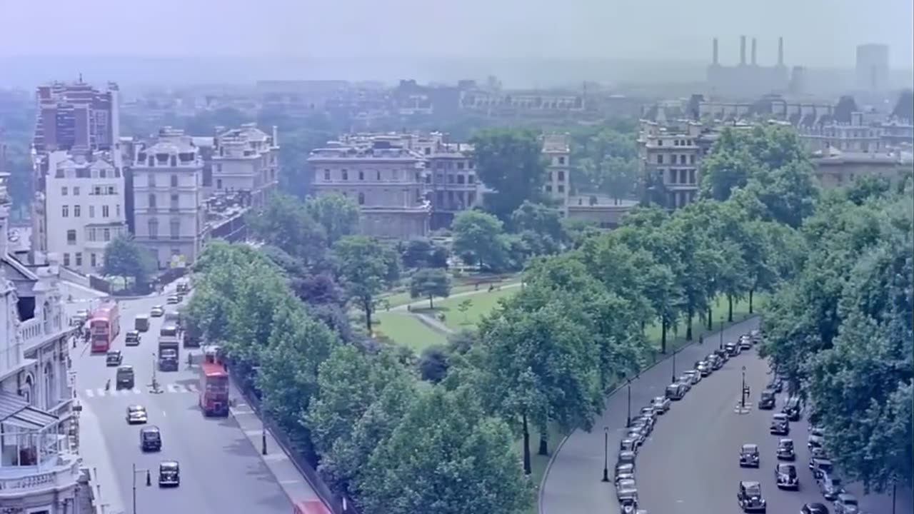 London Looks Absolutely Beautiful in the 1950's