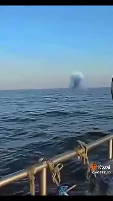 SEVERAL UFOS ESCAPE FROM THE HELICOPTER AND ENTER INSIDE THE SEA TO DEFEND THEMSELVES