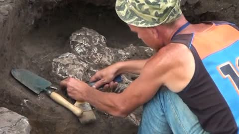 Embracing skeletons unearthed in Russia