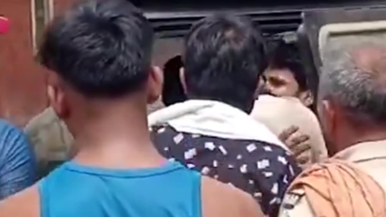 Slap 👋 ladays police