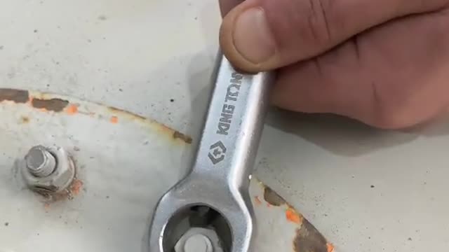 Easy nut breaking tool !