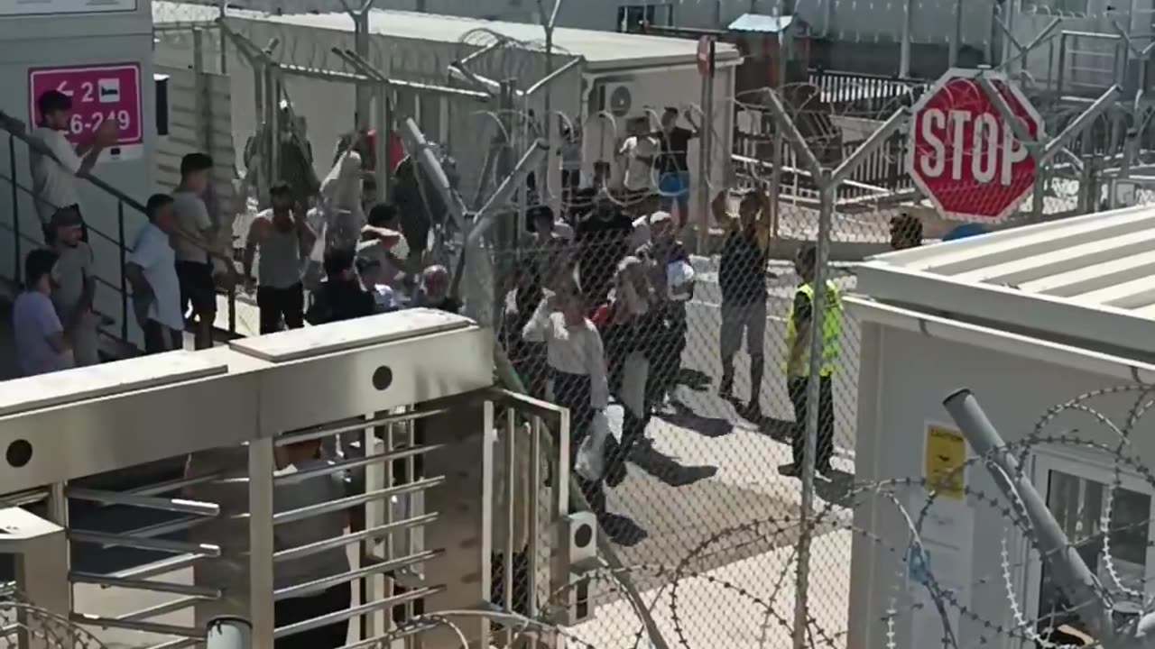 🚨BREAKING Hundreds of Middle Easterners arrived at the Leros refugee camp