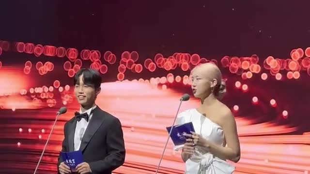 시아지우 입니다. 많은 배우분들 앞에서는 자리가 처음이라.
