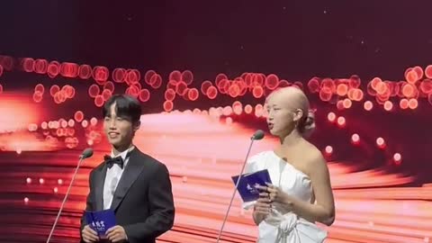시아지우 입니다. 많은 배우분들 앞에서는 자리가 처음이라.