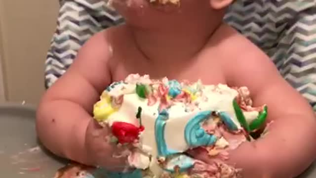 Baby’s first smash cake | LADbible